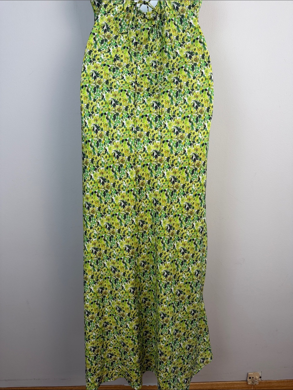 Favorite Daughter The Envy Slip Dress Lg Midi
Relaxed Fit Slinky Green Floral - Picture 15 of 16